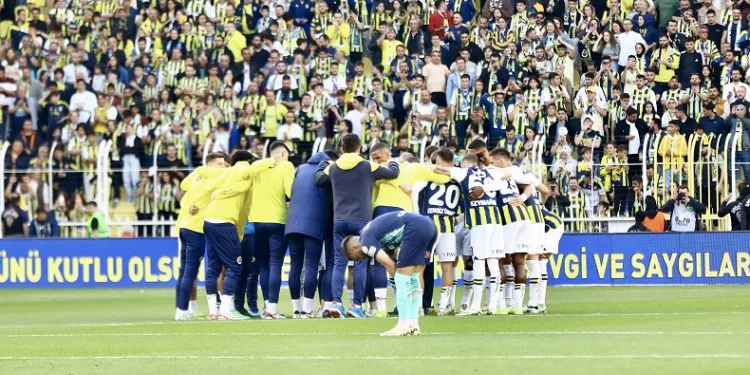 Fenerbahçe, şampiyonluk umudunu son 2 haftaya taşıdı