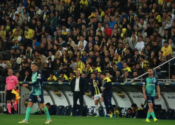 Fenerbahçe tribünlerinden ‘yönetim istifa’ sesleri