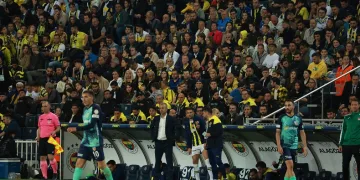 Fenerbahçe tribünlerinden ‘yönetim istifa’ sesleri