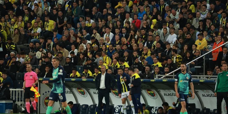 Fenerbahçe tribünlerinden ‘yönetim istifa’ sesleri