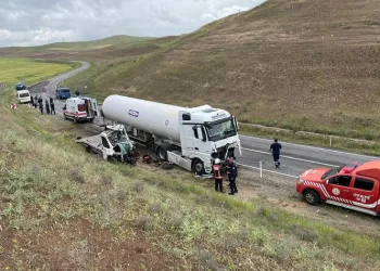 Tır ile kamyonet kafa kafaya çarpıştı