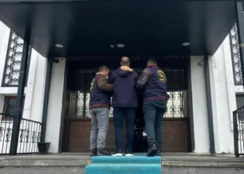 JASAT dedektifleri aranan 2 şahsı yakaladı