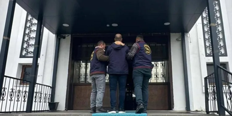 JASAT dedektifleri aranan 2 şahsı yakaladı