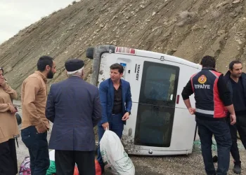 Kontrolden çıkan minibüs yan yattı:3 yaralı