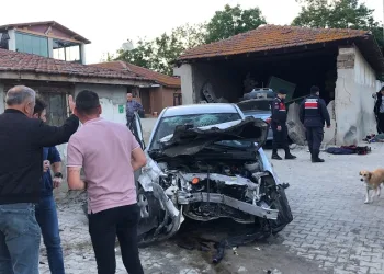 Jandarma araçlarına çarpıp kaçan alkollü sürücü dehşet saçtı