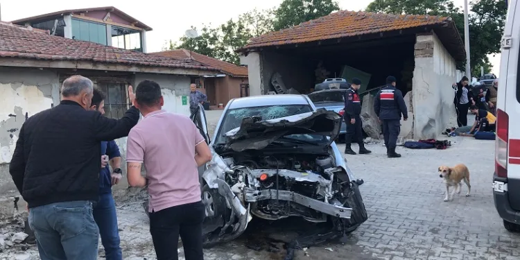 Jandarma araçlarına çarpıp kaçan alkollü sürücü dehşet saçtı