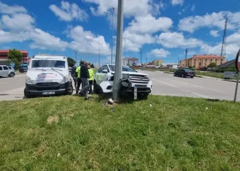 Sinop’ta otomobil elektrik direğine çarptı