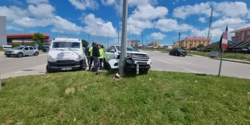 Sinop’ta otomobil elektrik direğine çarptı