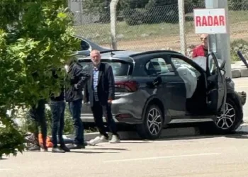 Otomobili direğe çaptı: 1 yaralı