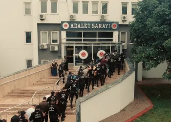 Dolaptan çıkan göçmen kaçakçılarının 21’i tutuklandı