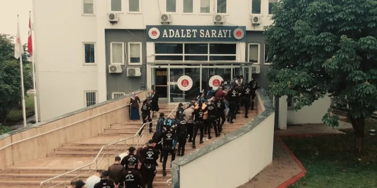 Dolaptan çıkan göçmen kaçakçılarının 21’i tutuklandı