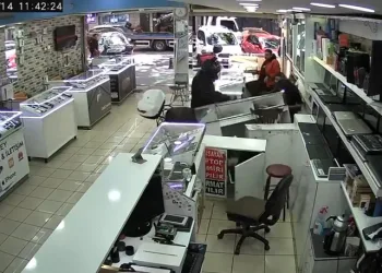 Paniklediği için gaz kolunu bırakmayı unutup dükkana dalan motorcu kamerada