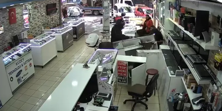 Paniklediği için gaz kolunu bırakmayı unutup dükkana dalan motorcu kamerada