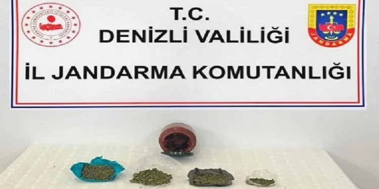 Çantadan çıkan kavanozda esrar yakanladı
