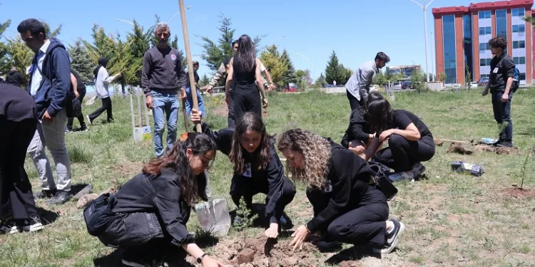 Depremde kaybettikleri arkadaşları anısına 100 ağaç fidanı diktiler