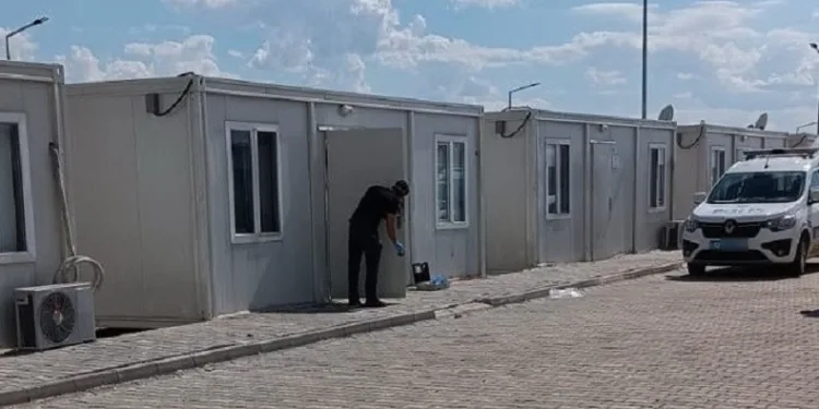 Depremzedenin kaldığı konteyner soyuldu