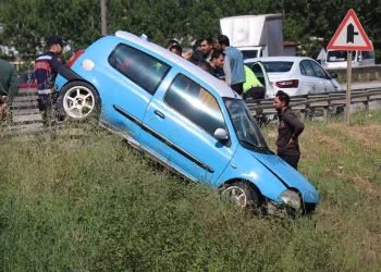 Otomobil bariyerlerin üzerinde sürüklenerek asılı kaldı