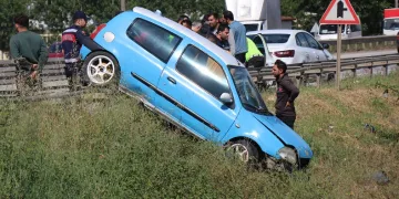 Otomobil bariyerlerin üzerinde sürüklenerek asılı kaldı