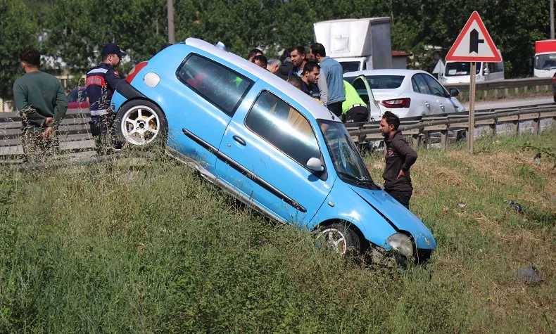 Otomobil bariyerlerin üzerinde sürüklenerek asılı kaldı