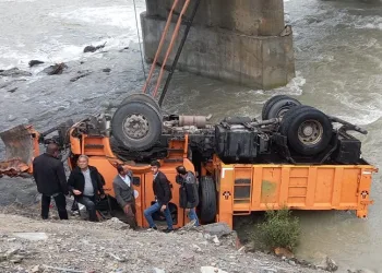 Karayollarının iş makinesi Zap Suyu’na yuvarlandı