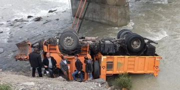 Karayollarının iş makinesi Zap Suyu’na yuvarlandı