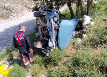 Kontrolden çıkan otomobil uçuruma yuvarlandı