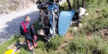 Kontrolden çıkan otomobil uçuruma yuvarlandı