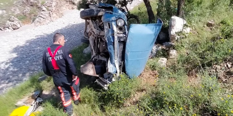 Kontrolden çıkan otomobil uçuruma yuvarlandı