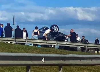 Virajda kontrolden çıkan otomobil takla attı