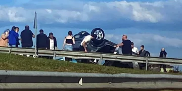 Virajda kontrolden çıkan otomobil takla attı