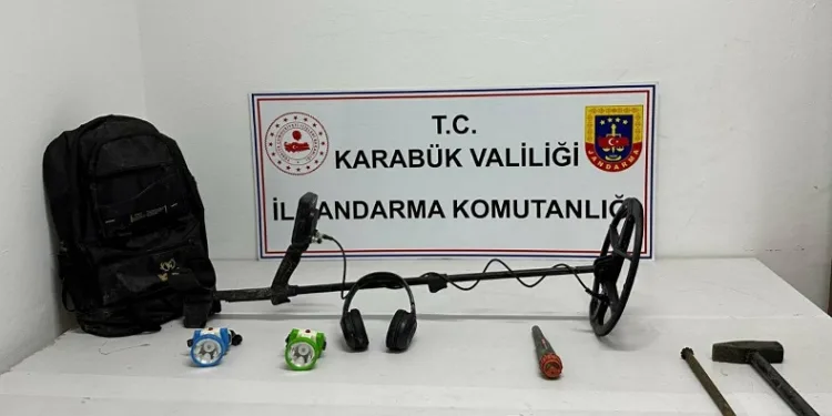 Dedektörle arama yaparken yakalandılar