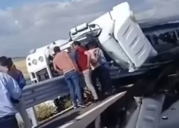 Nusaybin’de petrol yüklü tanker devrildi