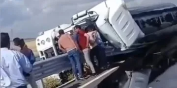 Nusaybin’de petrol yüklü tanker devrildi