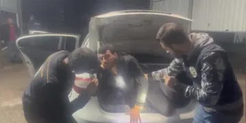 Osmaniye’de durdurulan otomobilin bagajından kaçak göçmen çıktı
