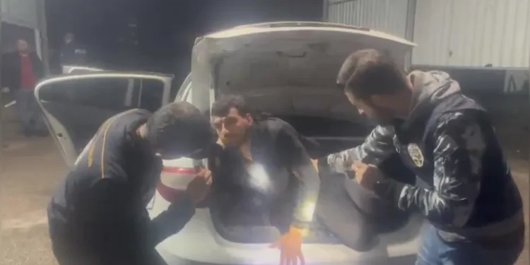 Osmaniye’de durdurulan otomobilin bagajından kaçak göçmen çıktı