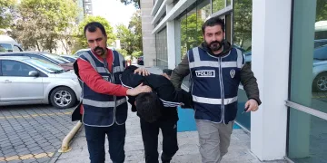 Maket bıçağı ile alarmları kesip hırsızlık yaptı