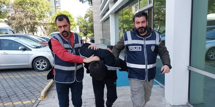 Maket bıçağı ile alarmları kesip hırsızlık yaptı