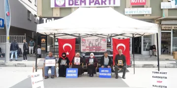 Annelerin evlat nöbeti devam ediyor