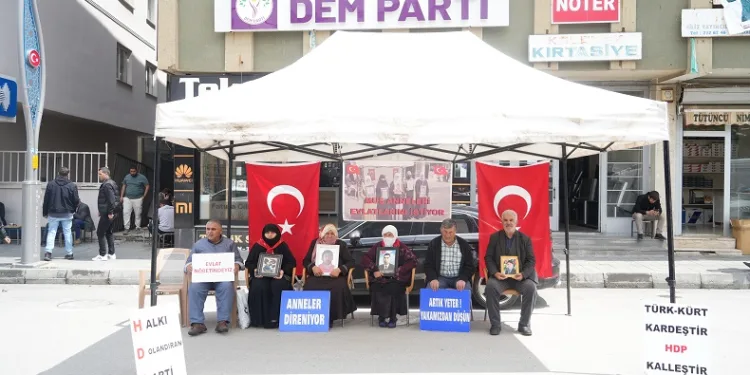 Annelerin evlat nöbeti devam ediyor