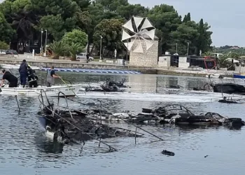 Hırvatistan’da marinadaki 22 tekne alev alev yandı