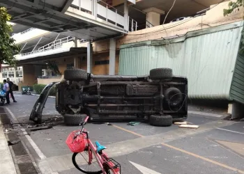 Panikleyen sürücünün çarptığı park halindeki araç otoparktan sokağa düştü