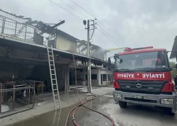 Mersin’de polyester atölyesinde çıkan yangın söndürüldü