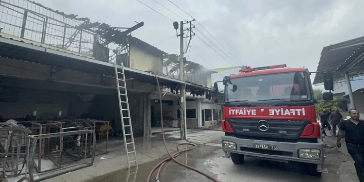 Mersin’de polyester atölyesinde çıkan yangın söndürüldü