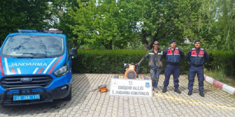 Tarladan su motoru çalan 2 şüpheli yakalanıp gözaltına alındı