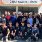 Osmangazi Belediyesi İklim Değişikliği ve Sıfır Atık Müdürlüğü ekipleri, 15 Mayıs Dünya İklim Günü dolayısıyla Çınar Anadolu Lisesi öğrencilerine yönelik bir eğitim gerçekleştirdi.