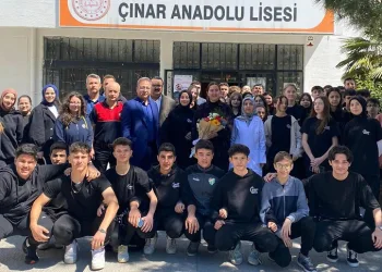 Osmangazi Belediyesi İklim Değişikliği ve Sıfır Atık Müdürlüğü ekipleri, 15 Mayıs Dünya İklim Günü dolayısıyla Çınar Anadolu Lisesi öğrencilerine yönelik bir eğitim gerçekleştirdi.