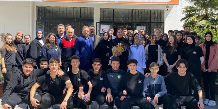 Osmangazi Belediyesi İklim Değişikliği ve Sıfır Atık Müdürlüğü ekipleri, 15 Mayıs Dünya İklim Günü dolayısıyla Çınar Anadolu Lisesi öğrencilerine yönelik bir eğitim gerçekleştirdi.