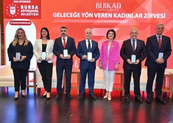 BUİKAD tarafından düzenlenen ‘Geleceğe Yön Veren Kadınlar Zirvesi’ne katılan Bursa Büyükşehir Belediye Başkanı Mustafa Bozbey, “Kadınların, güvenli bir kentte yaşamaları gerekiyor. Gece belirli saatten sonra kadınlar, toplu taşımada durak gözetmeksizin istediği yerde inebilecek. Bunun hazırlıklarını yapıyoruz” dedi.