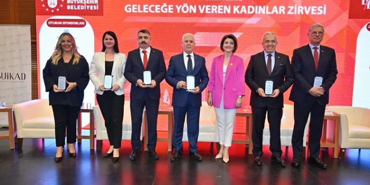 BUİKAD tarafından düzenlenen ‘Geleceğe Yön Veren Kadınlar Zirvesi’ne katılan Bursa Büyükşehir Belediye Başkanı Mustafa Bozbey, “Kadınların, güvenli bir kentte yaşamaları gerekiyor. Gece belirli saatten sonra kadınlar, toplu taşımada durak gözetmeksizin istediği yerde inebilecek. Bunun hazırlıklarını yapıyoruz” dedi.