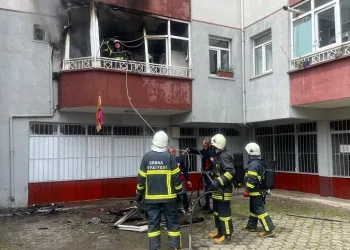 Kibritle oynayan çocuk balkonu ateşe verdi